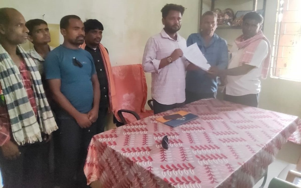 Protest: ଗଣଧାରଣାରେ ସାମିଲ ହେଲେ କେନ୍ଦୁପତ୍ର ତୋଳାଳୀ, କର୍ମଚାରୀ