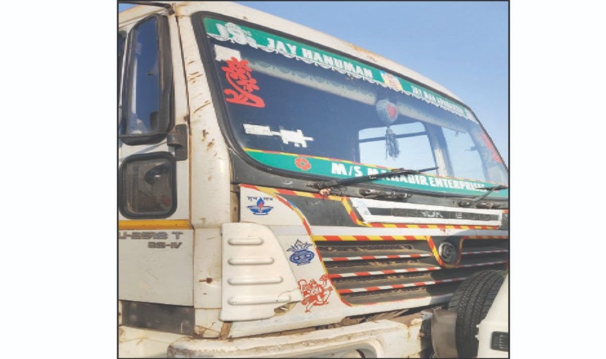 Sand mafia: ରକ୍ତମୁଖା ବାଲିମାଫିଆ: ଚଢ଼ଉ ବେଳେ ଅତିରିକ୍ତ ତହସିଲଦାରଙ୍କ ଗାଡ଼ିକୁ ପିଟିଲା ଟ୍ରକ୍‌